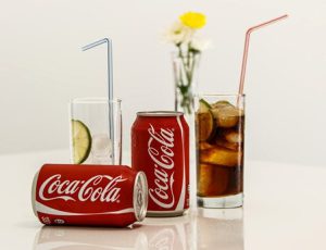 Coca cola cans and glasses.